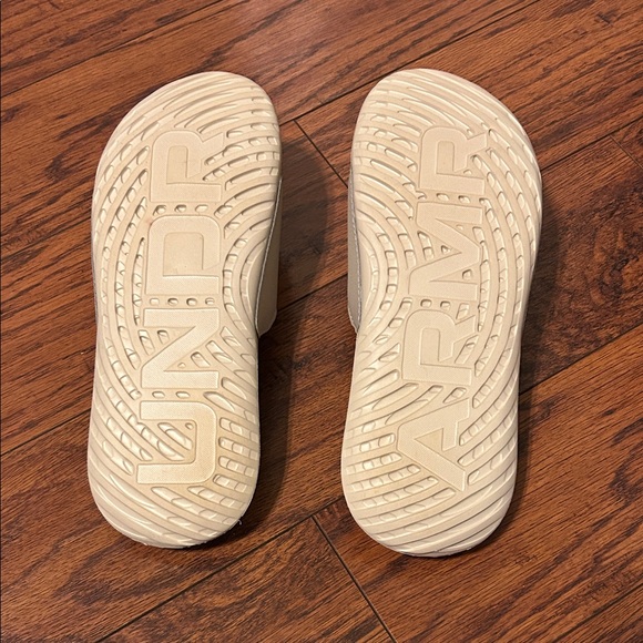 Under Armour Tan Slide Sandals size men’s 7. - Picture 2 of 3